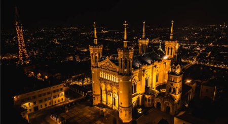 Téléchargez les photos : Vue aérienne panoramique de nuit de la Basilique Notre Dame de Fourvière illuminée Lyon - en image libre de droit