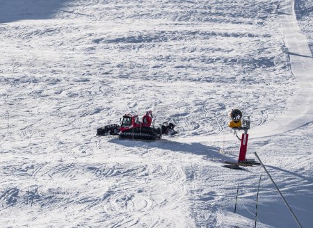 Téléchargez les photos : Huez, France - 9 avril 2023 : Snowcat, ratrack PistenBully - machine pour la préparation de la neige tout en travaillant dans l'Alpe D'huez - L'une des stations de ski les plus populaires dans les Alpes en France - en image libre de droit