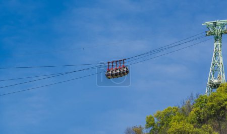 Téléchargez les photos : Gondole bulles contre le ciel bleu. Téléphérique conduisant les touristes à Fort de La Bastille à Grenoble, France - en image libre de droit