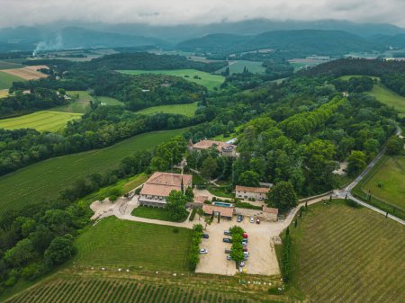 Téléchargez les photos : Charols, France - 20 mai 2023 : Vue aérienne panoramique du Chteau Les Oliviers de Salettes, Charols dans le sud de la France - en image libre de droit