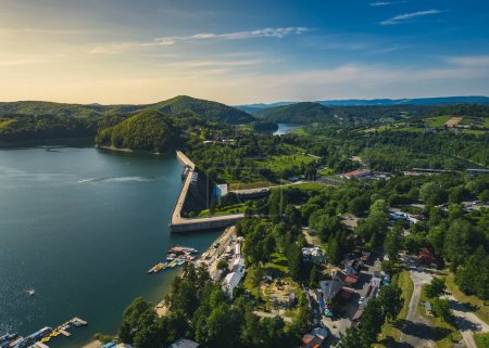 Téléchargez les photos : Vue panoramique depuis le drone au coucher du soleil, sur le lac Solina surplombant l'ascenseur de gondole moderne avec une tour de guet sur le barrage d'eau Solina, dans les montagnes polonaises Bieszczady, Pologne - en image libre de droit