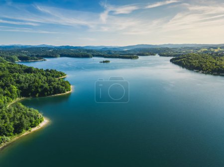 Téléchargez les photos : Vue panoramique depuis le drone au coucher du soleil, sur le lac Solina sur le barrage d'eau Solina, dans les montagnes polonaises Bieszczady, Pologne - en image libre de droit