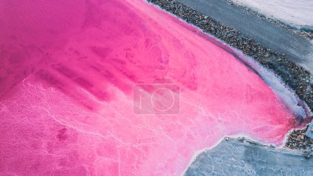 Luftaufnahme des rosa Salzsees. Salzproduktionsanlagen verdampften den Soleweiher in einem Salzsee. Saline de Giraud in der Camargue in der Provence, Südfrankreich