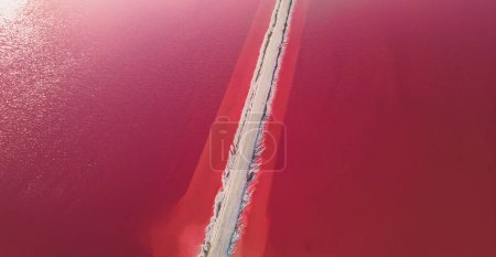 Luftaufnahme des rosa Salzsees. Salzproduktionsanlagen verdampften den Soleweiher in einem Salzsee. Saline de Giraud in der Camargue in der Provence, Südfrankreich