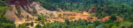 Téléchargez les photos : Vue panoramique du paysage abstrait des falaises d'ocre du canyon Rustrel. Colorado Provençal près de Roussillon, Sud de la France. - en image libre de droit