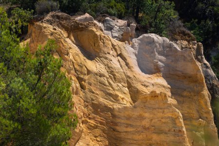 Téléchargez les photos : Formations rocheuses colorées d'ocre dans le Colorado provençal, Provence, France - en image libre de droit