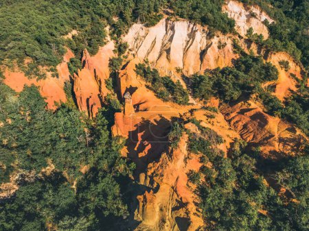 Téléchargez les photos : Vue panoramique d'en haut sur le paysage abstrait des falaises ocre du canyon Rustrel. Provencal Colorado, Vaucluse, Rustrel, Colorado Provencal, France - en image libre de droit