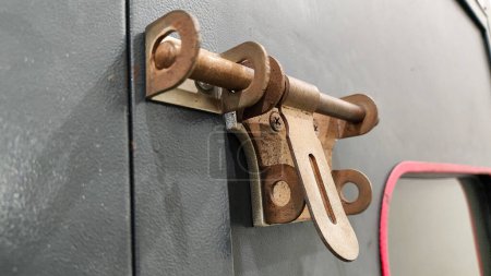 Foto de Mango de puerta vieja con cerradura y cerradura, primer plano. - Imagen libre de derechos
