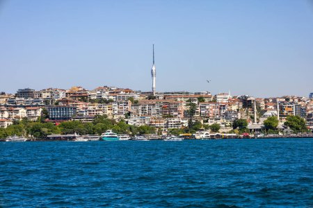 Provinz Istanbul, Bezirk Uskdar, Blick auf den Bosporus, Camlica-Turm, Jungfrauenturm und Theologie-Moschee