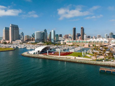 Téléchargez les photos : Vue aérienne panoramique de San Diego skyline et Waterfront. Belle skyline de San Diego. - en image libre de droit