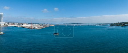 Téléchargez les photos : Vue aérienne panoramique du pont Coronado avec horizon de San Diego, États-Unis. - en image libre de droit