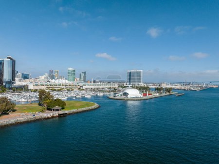 Téléchargez les photos : Vue aérienne panoramique de San Diego skyline et Waterfront. Belle skyline de San Diego. - en image libre de droit