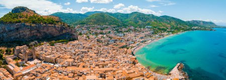 Foto de Vista panorámica aérea del Cefalú, pueblo medieval de la isla de Sicilia, provincia de Palermo, Italia - Imagen libre de derechos