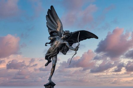 Foto de Estatua de Eros, Piccadilly Circus, Londres. El hito familiar situado contra un cielo azul de verano con espacio para copiar. - Imagen libre de derechos