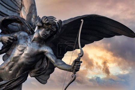 Foto de Estatua de Eros, Piccadilly Circus, Londres. El hito familiar situado contra un cielo azul de verano con espacio para copiar. - Imagen libre de derechos
