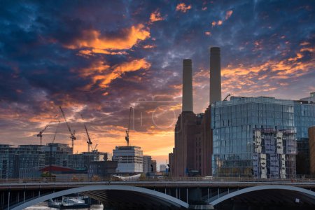 Foto de Nueva central eléctrica Battersea en Londres Inglaterra Reino Unido operando como un nuevo centro comercial y cine en el recién inaugurado centro residencial y público de Battersea - Imagen libre de derechos