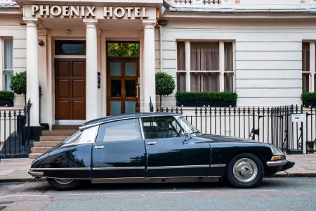 Téléchargez les photos : Londres, Royaume-Uni. 10 octobre 2022. 1973 Voiture classique Citroën SM garée près de l'hôtel de luxe. - en image libre de droit