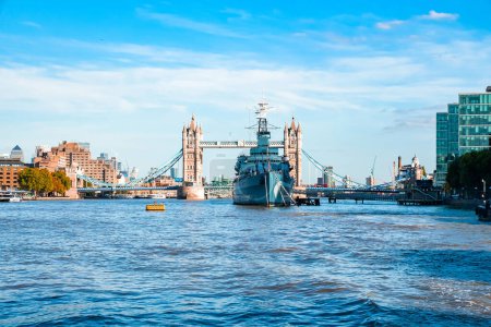 Téléchargez les photos : Tower Bridge et le HMS Belfast lors d'une journée d'été à Londres, en Angleterre - en image libre de droit
