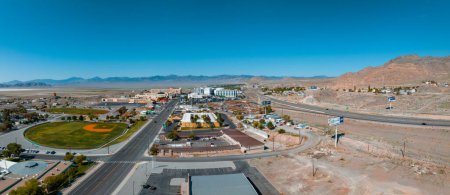 Foto de Vista aérea de la ciudad de Wendover cerca de Bonneville Salt Flats en Nevada. - Imagen libre de derechos