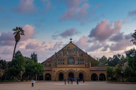 Téléchargez les photos : Palo Alto, États-Unis. 20 septembre 2022. Extérieur de l'église historique Stanford Memorial entourée d'arbres sous le ciel nuageux à Main Quad à Stanford University Campus - en image libre de droit