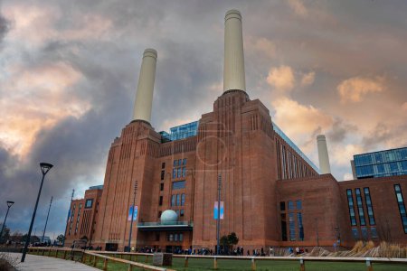 Téléchargez les photos : New Battersea Power Station in London England UK operating as a new shopping mall and cinema in newly opened residential and public centre in Battersea, London. - en image libre de droit