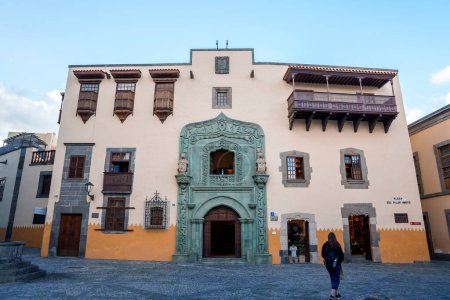 Foto de Facade of famous house of Columbus museum with ornate doorways and beautiful latticed balconies at Las Palmas de Gran Canaria in Spain. Clear sky in the background - Imagen libre de derechos