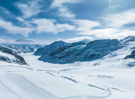 Foto de Vista aérea del Gran Glaciar Aletsch, el glaciar más grande de los Alpes y patrimonio de la UNESCO, en el cantón del Valais, Suiza. Glaciar Aletsch - panorama de hielo en los Alpes de Suiza, Europa - Imagen libre de derechos