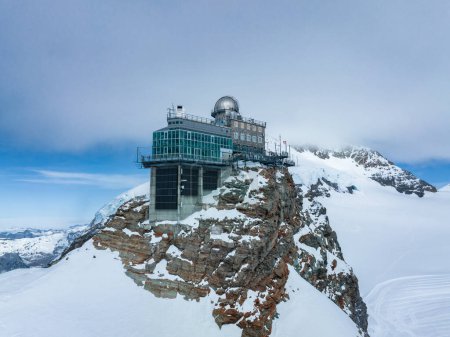 Téléchargez les photos : Vue panoramique aérienne de l'Observatoire du Sphinx sur Jungfraujoch - Haut de l'Europe, l'un des plus hauts observatoires au monde situé à la gare de Jungfrau, Oberland Bernois, Suisse. - en image libre de droit