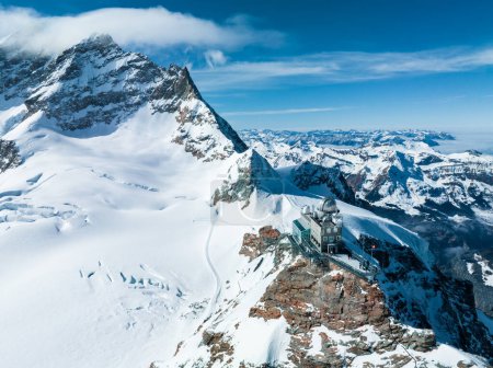 Téléchargez les photos : Vue panoramique aérienne de l'Observatoire du Sphinx sur Jungfraujoch - Haut de l'Europe, l'un des plus hauts observatoires au monde situé à la gare de Jungfrau, Oberland Bernois, Suisse. - en image libre de droit