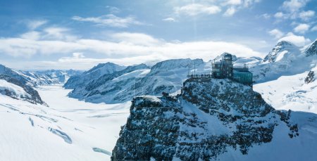 Foto de Vista panorámica aérea del Observatorio de la Esfinge en Jungfraujoch - Top of Europe, uno de los observatorios más altos del mundo ubicado en la estación de tren Jungfrau, Bernese Oberland, Suiza. - Imagen libre de derechos