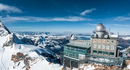 Foto de Vista panorámica aérea del Observatorio de la Esfinge en Jungfraujoch - Top of Europe, uno de los observatorios más altos del mundo ubicado en la estación de tren Jungfrau, Bernese Oberland, Suiza. - Imagen libre de derechos
