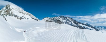 Foto de Vista aérea del Gran Glaciar Aletsch, el glaciar más grande de los Alpes y patrimonio de la UNESCO, en el cantón del Valais, Suiza. Glaciar Aletsch - panorama de hielo en los Alpes de Suiza, Europa - Imagen libre de derechos