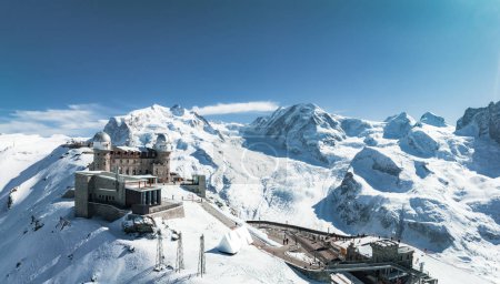 Téléchargez les photos : Vue panoramique aérienne de l'hôtel de luxe et de l'observatoire astronomique du Gornergrat, à l'arrière-plan du Cervin ou Cervino, Zermatt, Valais, Suisse, Europe - en image libre de droit