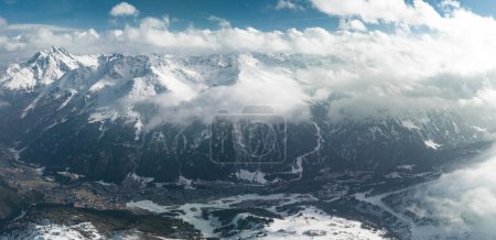 Paysage alpin avec des sommets couverts de neige et de nuages. Nuages magiques recouvrant les sommets des montagnes à la célèbre station de ski de St. Anton am Arlberg.