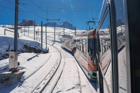 Téléchargez les photos : Le train de Gonergratbahn va à la gare Gornergrat et à l'observatoire du Stellarium, célèbre lieu touristique avec une vue dégagée sur le Cervin. Train Glacier Express. - en image libre de droit