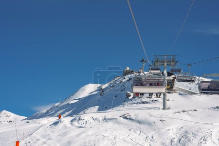 Téléchargez les photos : Belle vue sur Gornergrat, Zermatt, station de ski du Cervin en Suisse avec télésiège. Remontées mécaniques en Suisse. Vacances d'hiver. - en image libre de droit