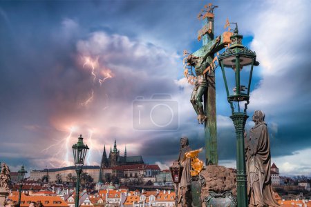 Téléchargez les photos : Crucifix sur les piétons seulement Pont Charles sur la rivière Vltava à Prague, République tchèque pendant l'orage et l'éclaircissement. - en image libre de droit
