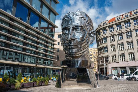 Foto de David Cerny escultura de cabeza de Franz Kafka cabeza en Praga. Hermoso arte moderno. - Imagen libre de derechos