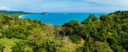 Vista sobre Wafers Bay Cocos Island Costa Rica. Vista aérea de una isla tropical con exuberante selva en Costa Rica