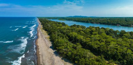 Mer des Caraïbes d'un côté, village Tortuguero à l'intérieur de la jungle au milieu, et énorme rivière du côté otjer. Endroit incroyable plein de faune au Costa Rica