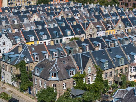 Foto de Vista aérea de los tejados del barrio de Kartoffelraekkerne, en Oesterbro, Copenhague, Dinamarca. El barrio construido a finales del siglo XIX para familias de clase trabajadora - Imagen libre de derechos