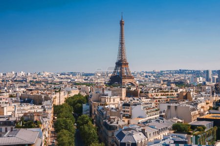 Téléchargez les photos : Vue de jour de la Tour Eiffel à Paris, France sous un ciel bleu clair. - en image libre de droit