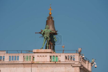 Téléchargez les photos : Ancienne horloge astronomique - Torre dell Orologio - sur la place Saint-Marks à Venise Italie - en image libre de droit
