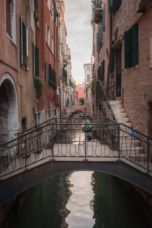 Téléchargez les photos : Pont pittoresque sur un canal à Venise, Italie. L'emplacement spécifique, le style architectural et les détails environnants ne sont pas précisés, laissant beaucoup à l'imagination. - en image libre de droit