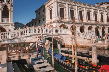 Téléchargez les photos : Vue animée sur le Grand Canal de Venise, Italie, avec des gondoles flottant sur l'eau. Destination populaire pour les touristes et les habitants, mettant en valeur le transport typique sur le canal. - en image libre de droit