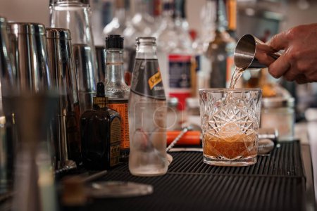 Téléchargez les photos : Barman verser un verre dans un verre de martini dans un bar de luxe de style vénitien. Collection comprend des endroits populaires à Venise, Italie, restaurants de luxe, hôtels, et le vrai style vénitien. - en image libre de droit
