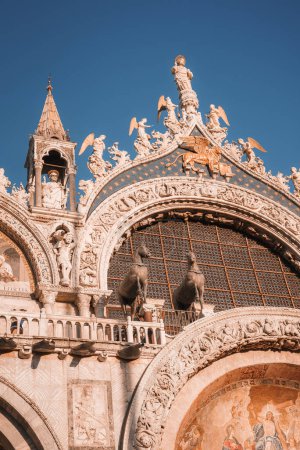 Téléchargez les photos : Vue aérienne d'un bâtiment décoré de style Renaissance avec des couleurs vives et des détails complexes contre un ciel bleu. Situé dans une ville, peut-être Venise, Italie. - en image libre de droit