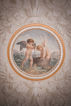 Téléchargez les photos : Plafond circulaire orné de deux chérubins se baignant dans une baignoire, exsudant beauté, élégance et sophistication. Probablement situé dans un cadre luxueux de style vénitien. - en image libre de droit