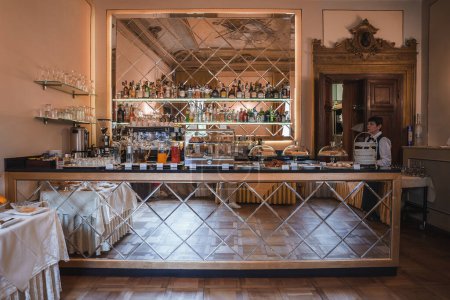 Téléchargez les photos : Découvrez l'ambiance romantique et élégante d'un bar luxueux à Venise, en Italie. L'éclairage tamisé et le cadre sophistiqué créent une atmosphère parfaite pour une soirée mémorable. - en image libre de droit
