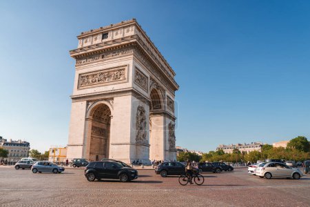 Téléchargez les photos : Arc de Triomphe à Paris, France par une journée ensoleillée avec des voitures blanches au premier plan. - en image libre de droit